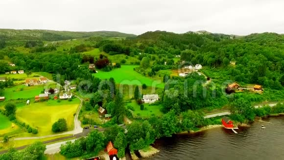挪威挪威美丽的风景河边风景如画的村庄空中VIE视频的预览图