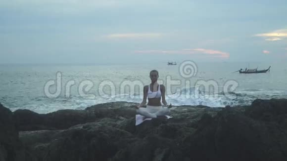 女子在海边练习瑜伽视频的预览图