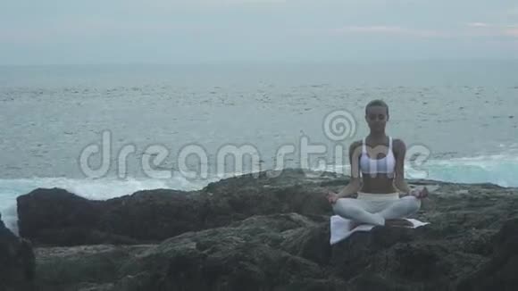 在海边冥想在沙滩上做瑜伽视频的预览图