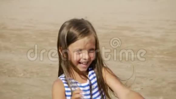 小女孩蓝色条纹连衣裙跳舞视频的预览图
