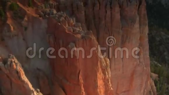 布莱斯峡谷国家公园俯瞰红色尖塔的空中拍摄视频的预览图