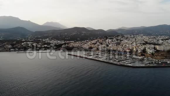 从空中俯瞰码头从高处停放船只带游艇的港口城市码头空中观景4K视频的预览图