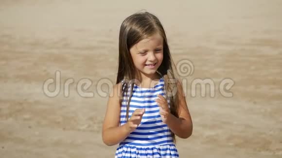 小女孩蓝色条纹连衣裙跳舞视频的预览图