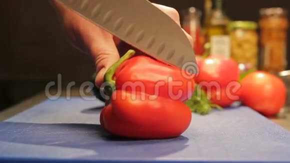 烹饪手切香辣胡椒与刀在桌子上视频的预览图