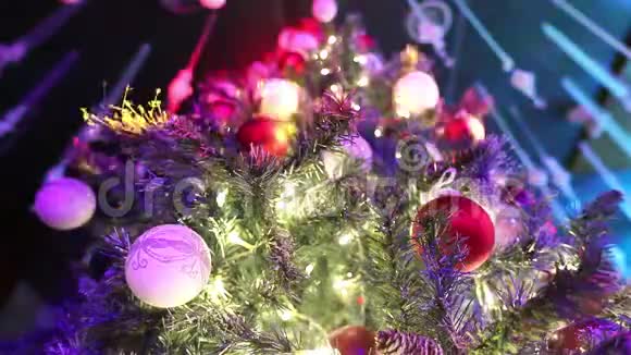 餐厅的圣诞迪斯科舞厅迪斯科舞厅背景上的圣诞树人们的舞蹈剪影灯光视频的预览图