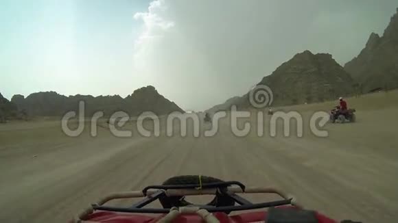 在多云天气下驾驶四轮摩托车穿越沙漠视频的预览图