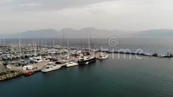 从空中俯瞰码头从高处停放船只带游艇的港口城市码头空中观景4K视频的预览图