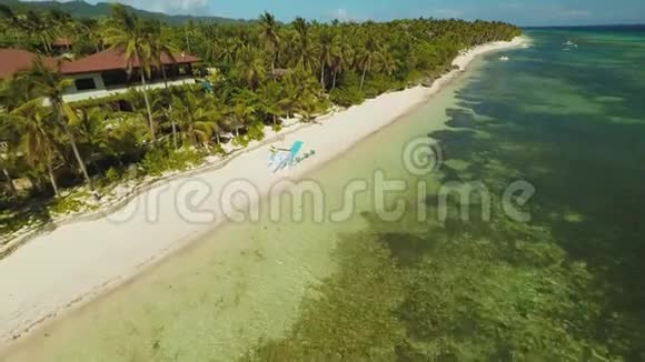 海滩上的婚礼拱门参加婚礼鸟瞰博霍尔海岸岛空中飞行菲律宾视频的预览图