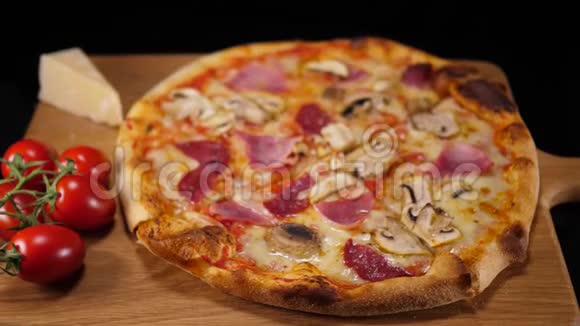 带意大利火腿和蘑菇的脆皮披萨视频的预览图