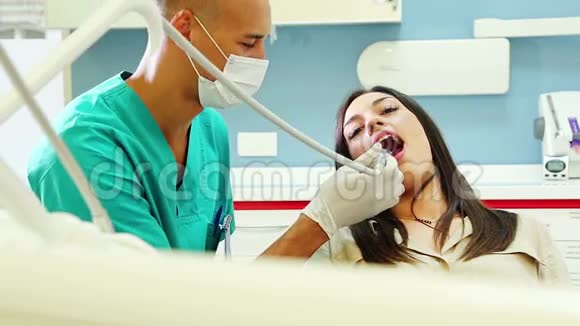 女病人及牙科助理在牙科治疗期间开玩笑视频的预览图