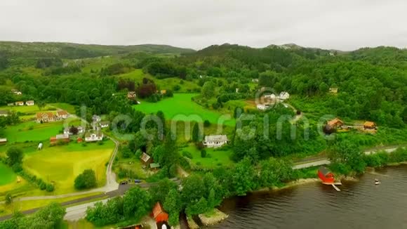 挪威河边风景如画的村庄空中VIE视频的预览图