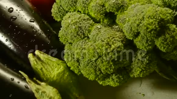 桌上的新鲜蔬菜视频的预览图