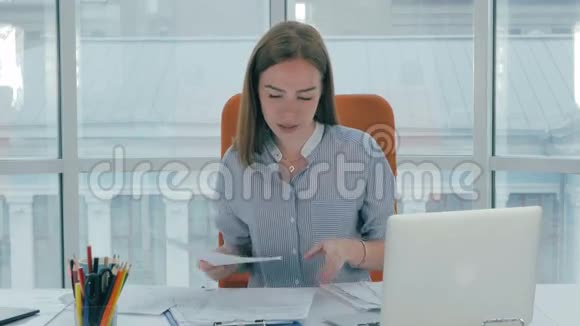 年轻有魅力的商业女性在办公室工作电脑报纸视频的预览图