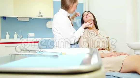 在牙科检查时将有吸引力的女性病人放大视频的预览图