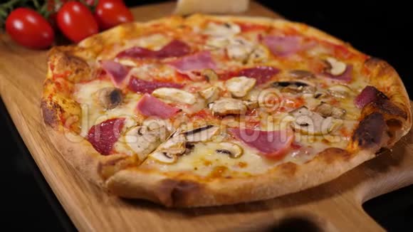 温暖的意大利腊肠披萨意大利特产视频的预览图