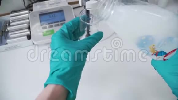 使用防护手套处理危险物质和实验的科学家削减物质的测试视频的预览图