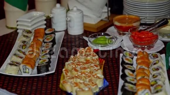 自助餐寿司和餐盘视频的预览图