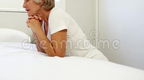 一位老太太在卧室里祈祷视频的预览图