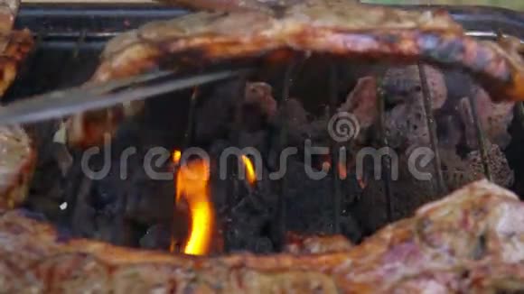 羊腿牛排是在烤架上翻过来的视频的预览图