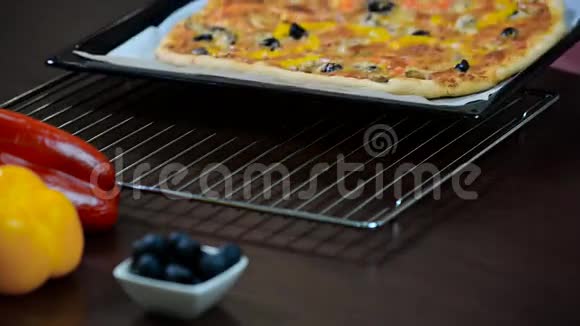 披萨食材烤箱里的披萨新鲜披萨视频的预览图