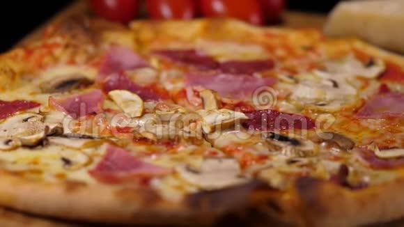 意大利餐厅的经典披萨视频的预览图