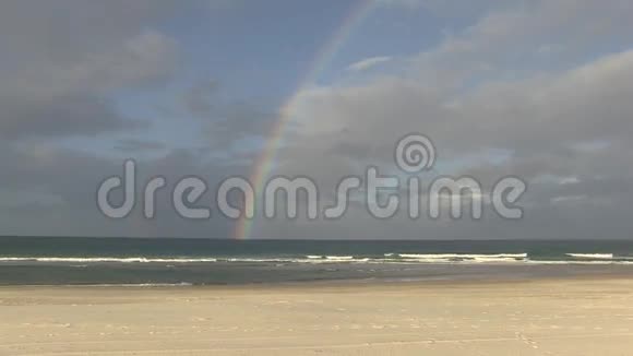 彩虹触摸海洋棕榈滩黄金海岸澳大利亚视频的预览图