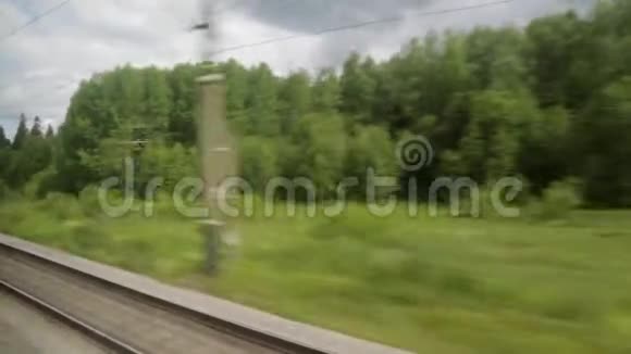 从火车车窗望去的景色铁轨风景树木夏日阳光明媚视频的预览图