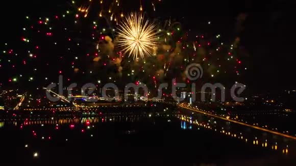 光明的烟花以纪念江上的节日视频的预览图