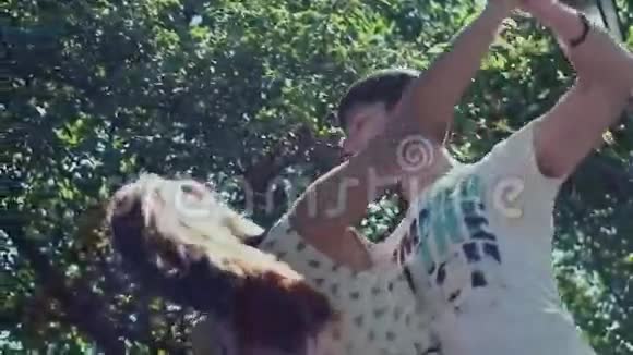 在一个绿树成荫的夏季公园里跳两支华尔兹舞视频的预览图