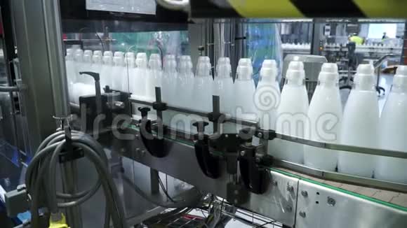 工厂和研究概念削减生产设备上白色物质的瓶子将被扭曲视频的预览图
