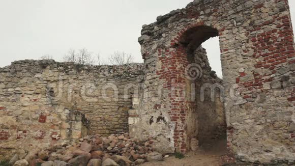 破墙之间的旧入口视频的预览图
