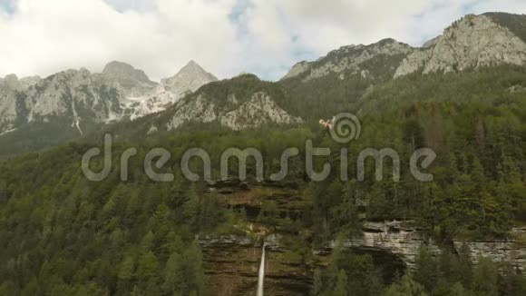 国家公园特里格拉夫斯洛文尼亚的空中瀑布Pericnik视频的预览图