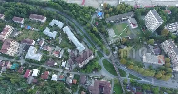 鸟瞰度假小镇的城市景观视频的预览图
