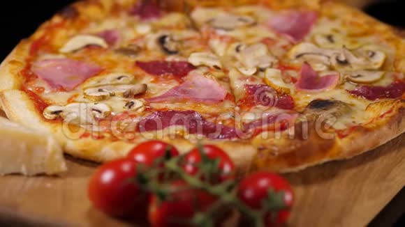 温暖的意大利腊肠披萨意大利特产视频的预览图