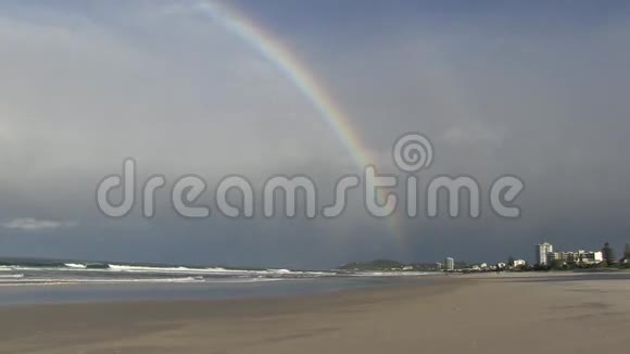 彩虹越过库伦宾海岬黄金海岸澳大利亚视频的预览图