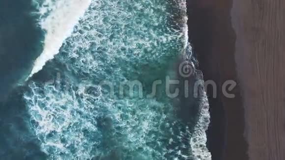 空中射击沿岸的全景海浪拍打着海岸视频的预览图