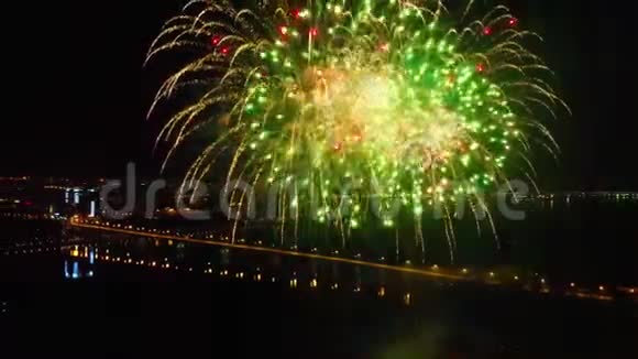 光明的烟花以纪念江上的节日视频的预览图