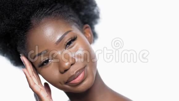 漂亮性感的美国黑人模特摆姿势微笑视频的预览图