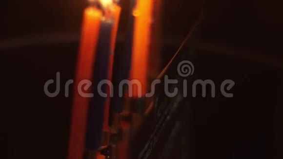 光明节蜡烛上自下而上的近景视频的预览图