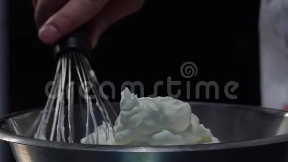 加鲜奶油白色温和的奶油特写镜头视频的预览图