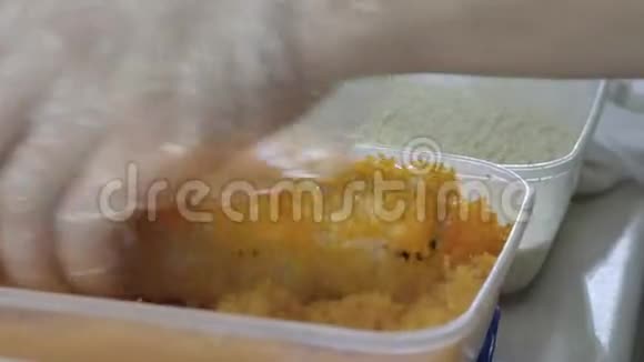 特写做寿司厨师在厨房里准备面包卷搓米饭和诺丽切工件使用日语视频的预览图