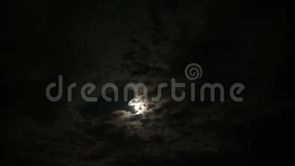满月在云间掠过视频的预览图