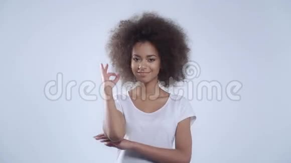 美丽的年轻非洲裔美国女孩显示OK手势孤立在白色背景上视频的预览图