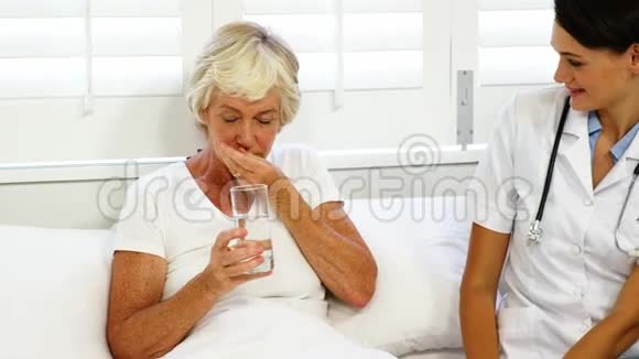 护士为一位年长妇女提供药物视频的预览图