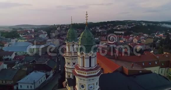空中俯瞰圣十字希腊天主教大教堂在乌日霍罗德Transcarpathia乌克兰视频的预览图