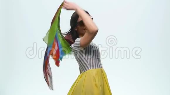 穿彩虹色围巾的美女视频的预览图