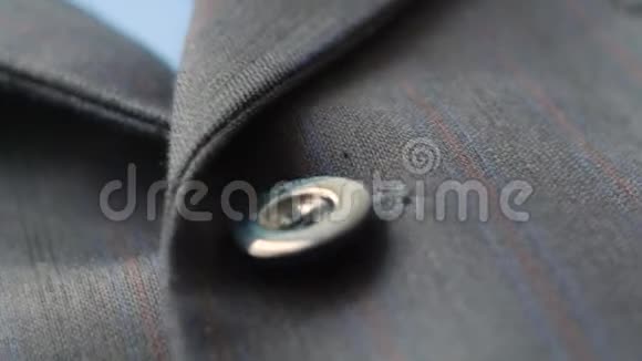 4K的男式西装夹克紧贴纽扣多利射击视频的预览图