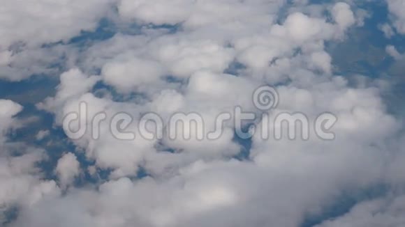 云蓬松的天空空中飞机无人驾驶飞机在陆地上的视野地面视频的预览图