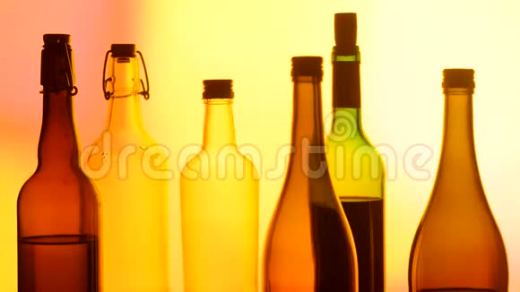 玻璃瓶子和酒精在发光背景上的图像视频的预览图