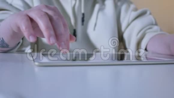 女性使用平板电脑触摸屏视频的预览图